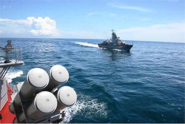 Biên đội tàu hộ vệ tên lửa Hải quân nhân dân Việt Nam diễn tập hợp đồng tác chiến